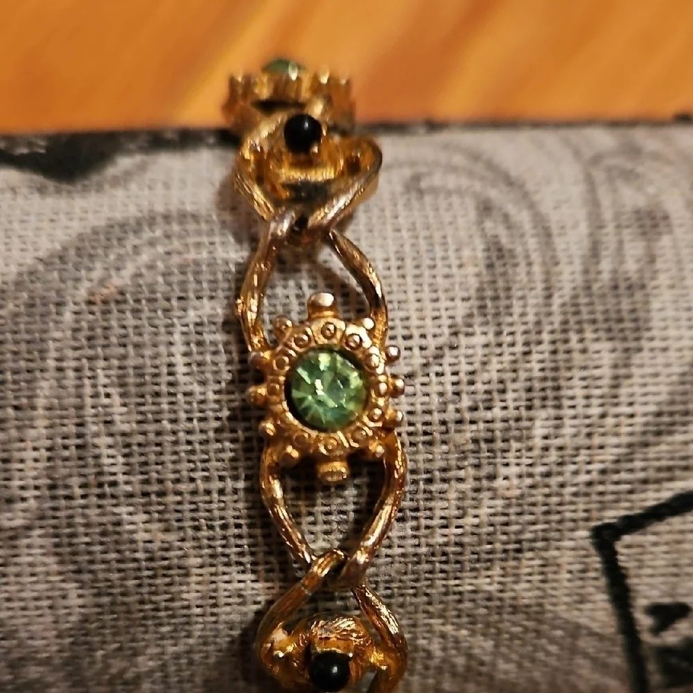 Elegant Vintage Look Gold Tone and Green Gemstone Bracelet